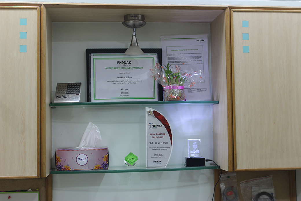 Phonak channel-partner certificate and the 2018 Ruby award.